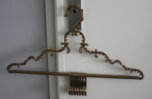 Mooie metalen kapstok met hangers