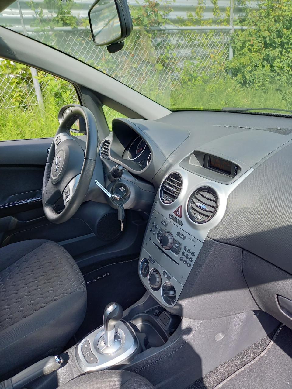 Wegens verhuizing over compleet keurige Opel Corsa Automaat