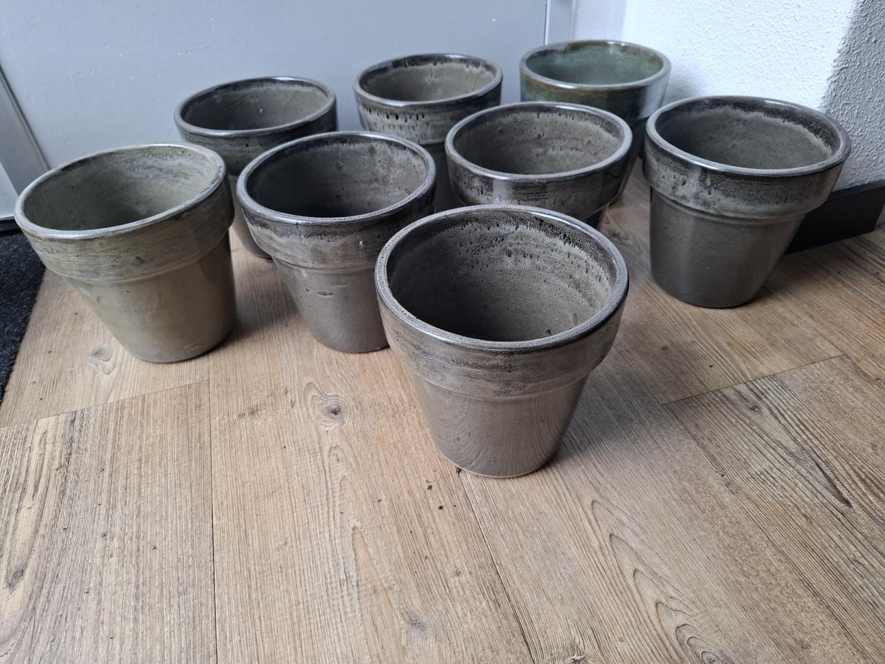 Acht geglazuurde bloempotten