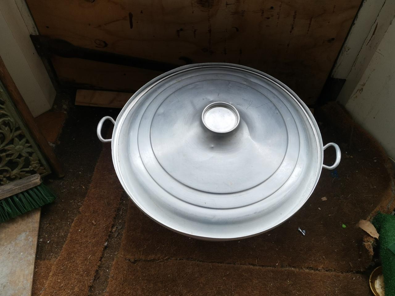 Zeer grote brocante pan met deksel