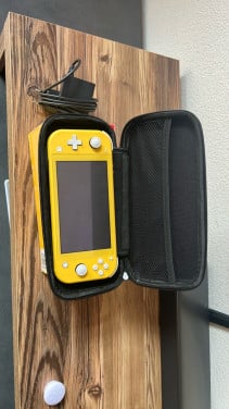 Nintendo switch lite geel