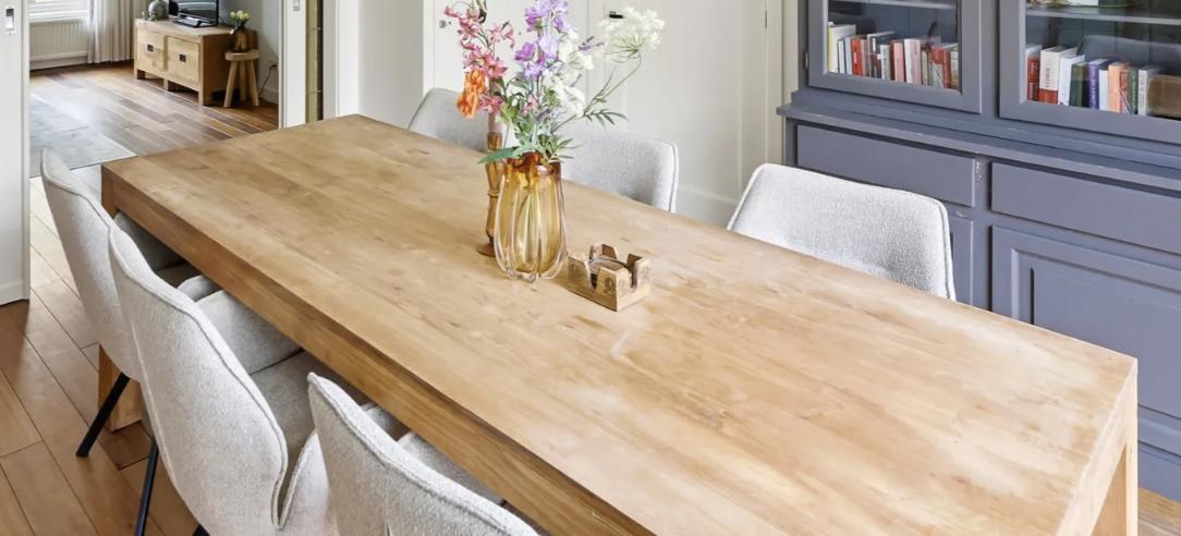 Eettafel en stoelen
