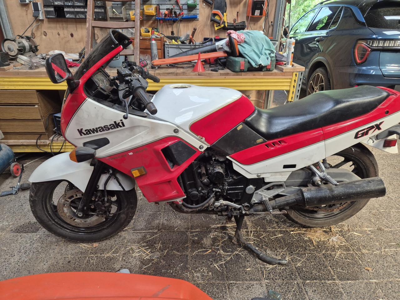 Kawasaki GPX 750R project