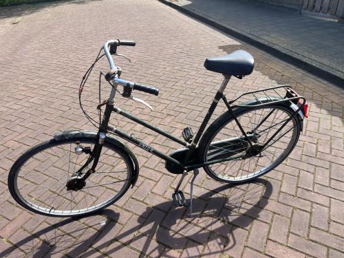 06 Groenkleurige damesfiets van het merk “ Union ”, type Safari.