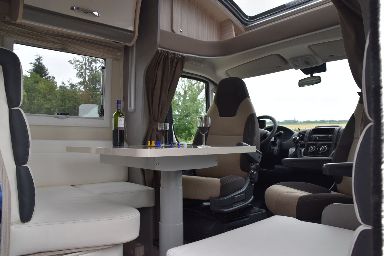 Te Koop: jonge half-integraal camper!