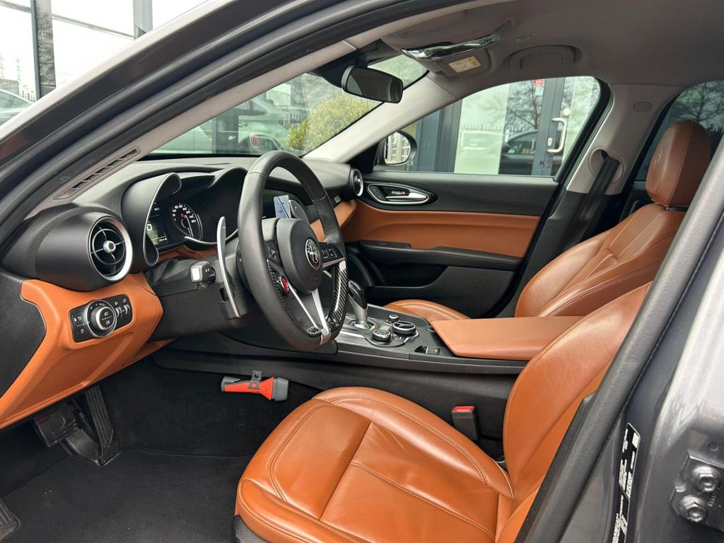 Alfa Romeo Giulia 2.0t * veloce pakket * stoel + stuur verwarming * leder