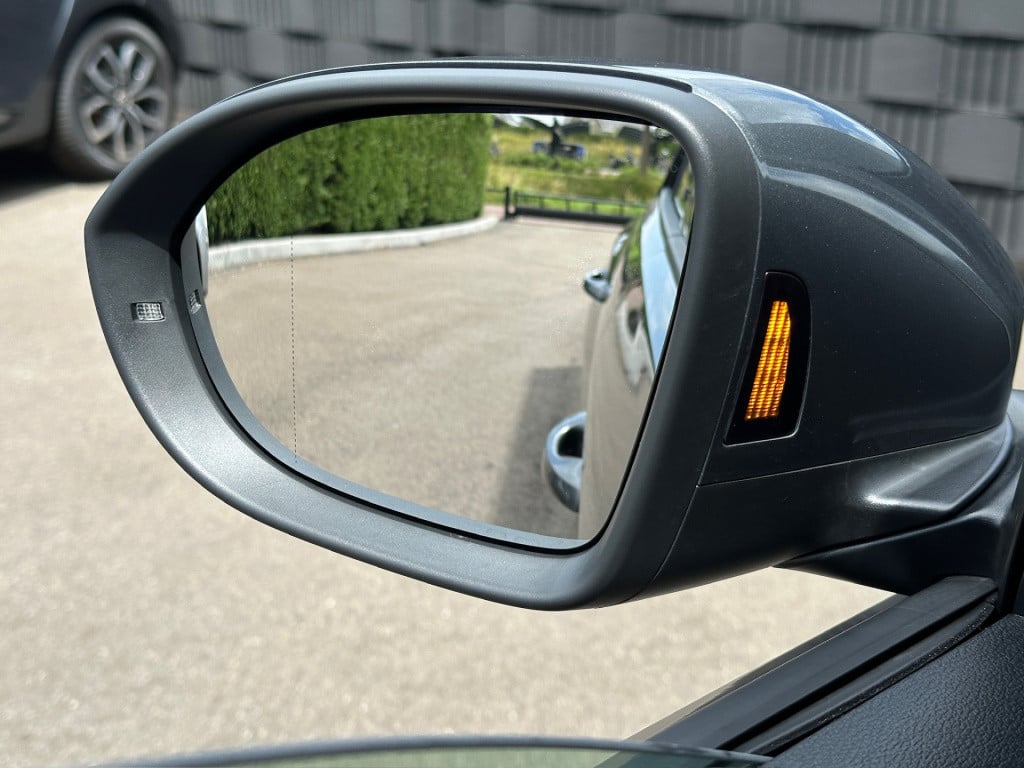Volkswagen T-roc 1.5 tsi 150pk dsg style carplay | camera | keyless | elek.