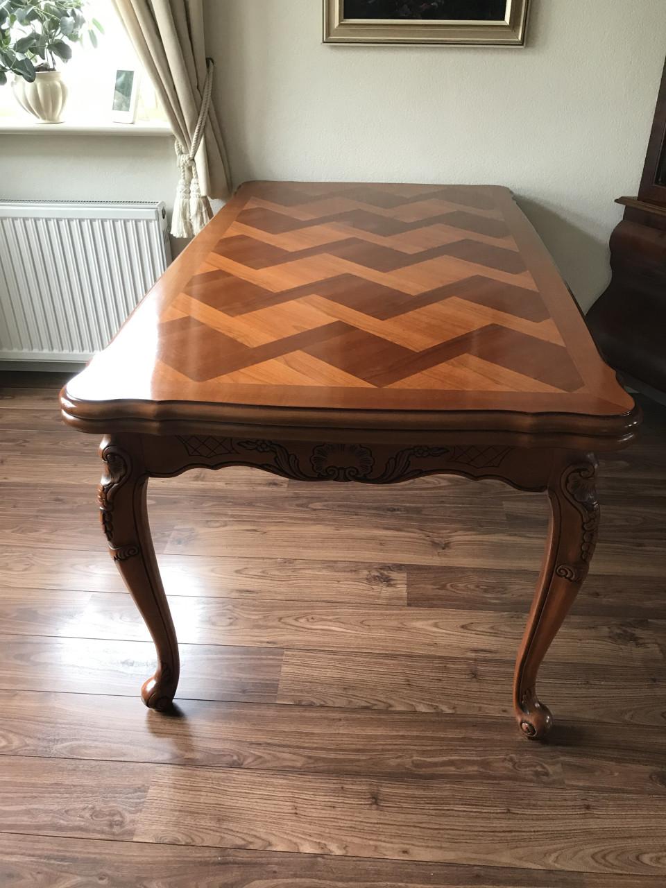 Klassieke eetkamertafel