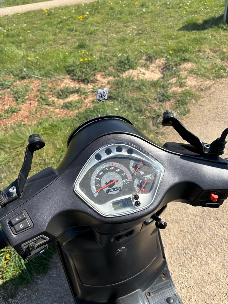 Nette scooter op geel kenteken