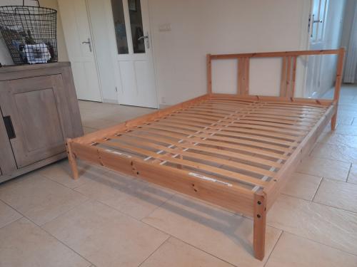 Houten bed 140 x 200 (in goede staat)