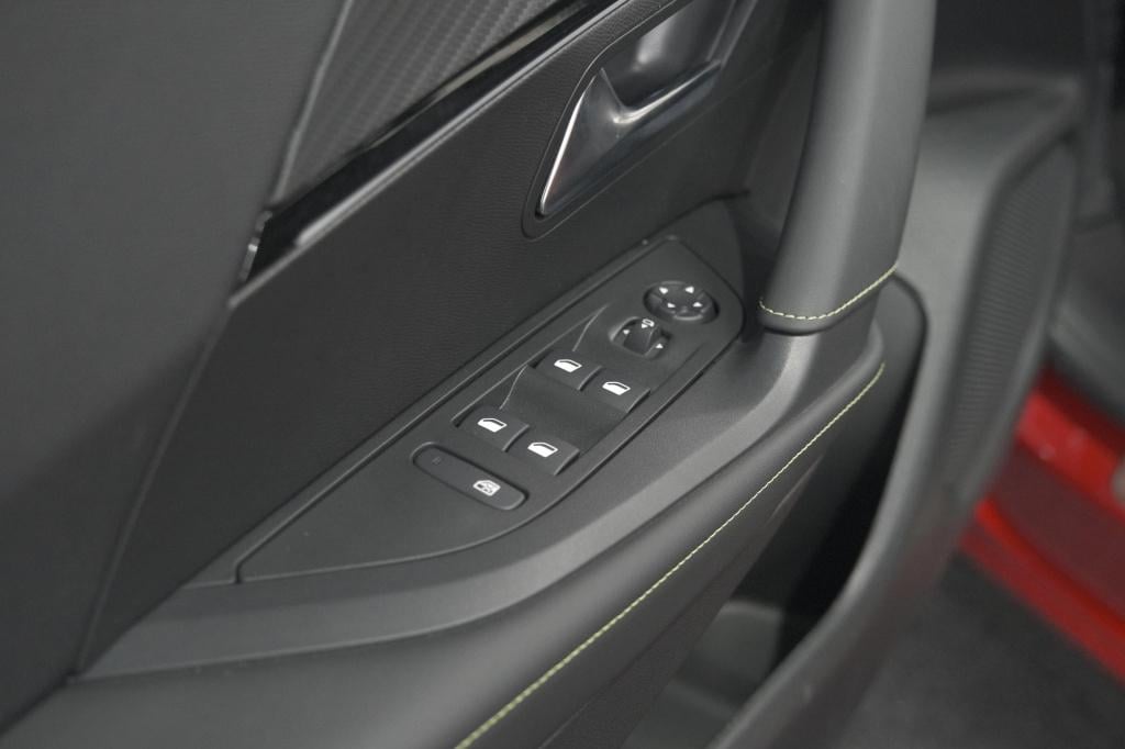 Peugeot 2008 puretech 130 eat8 gt | 360 camera | stoelmassage | adaptieve c