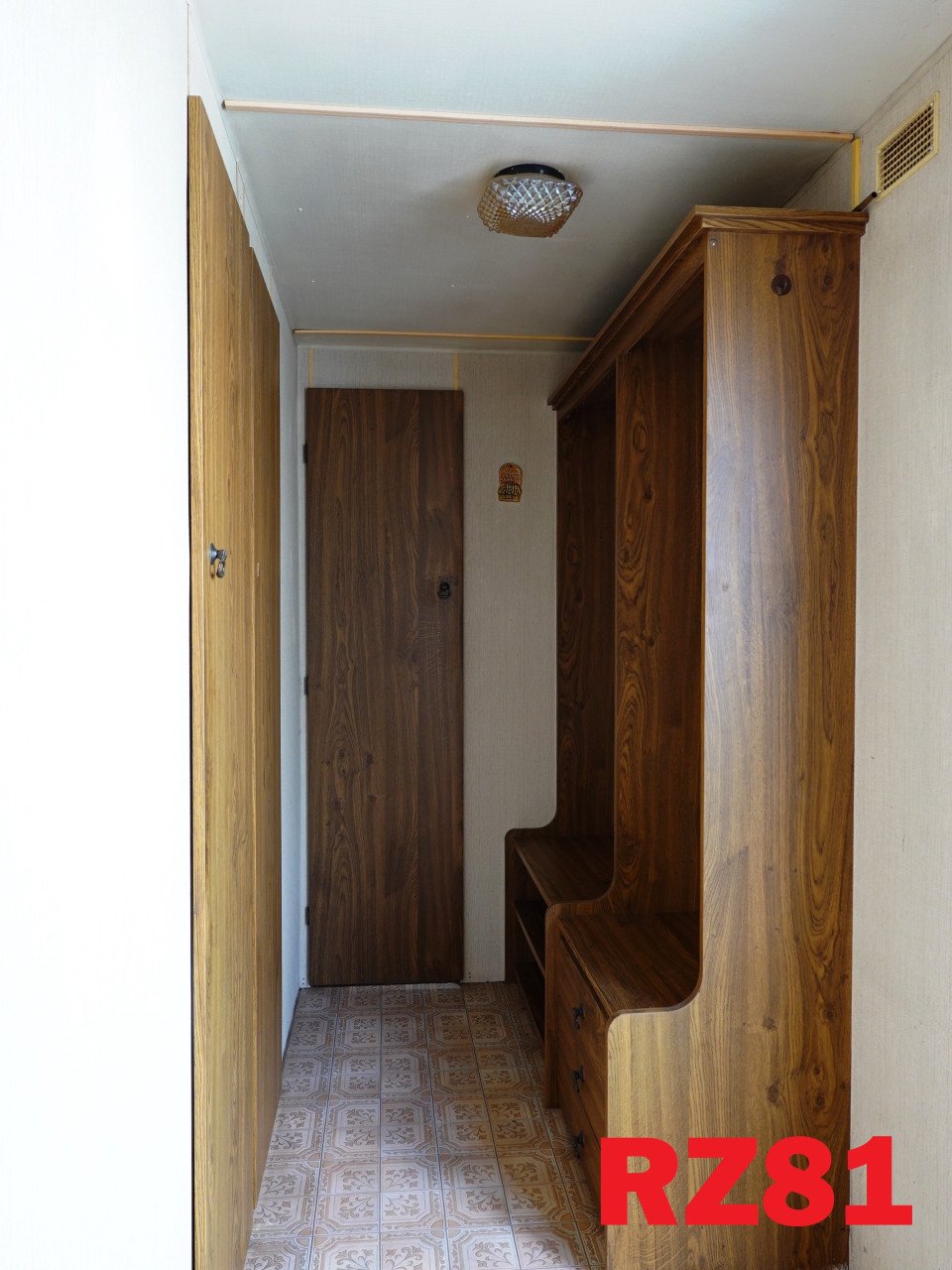 Stacaravan met retro interieur voor de handige klusser met 2/3 slaapkamers