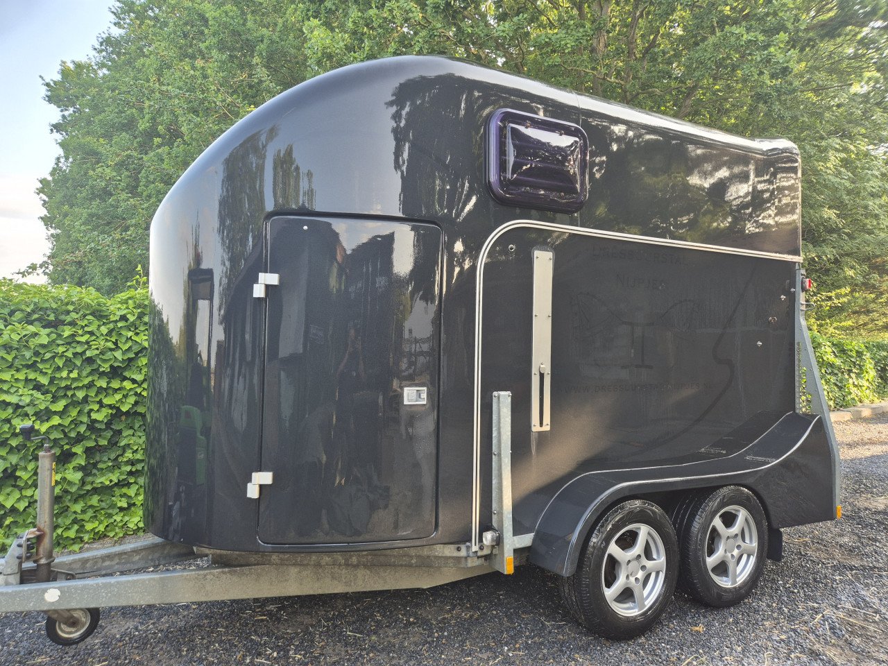 Mooie zeer ruime 2-paards polyester Brenderup trailer
