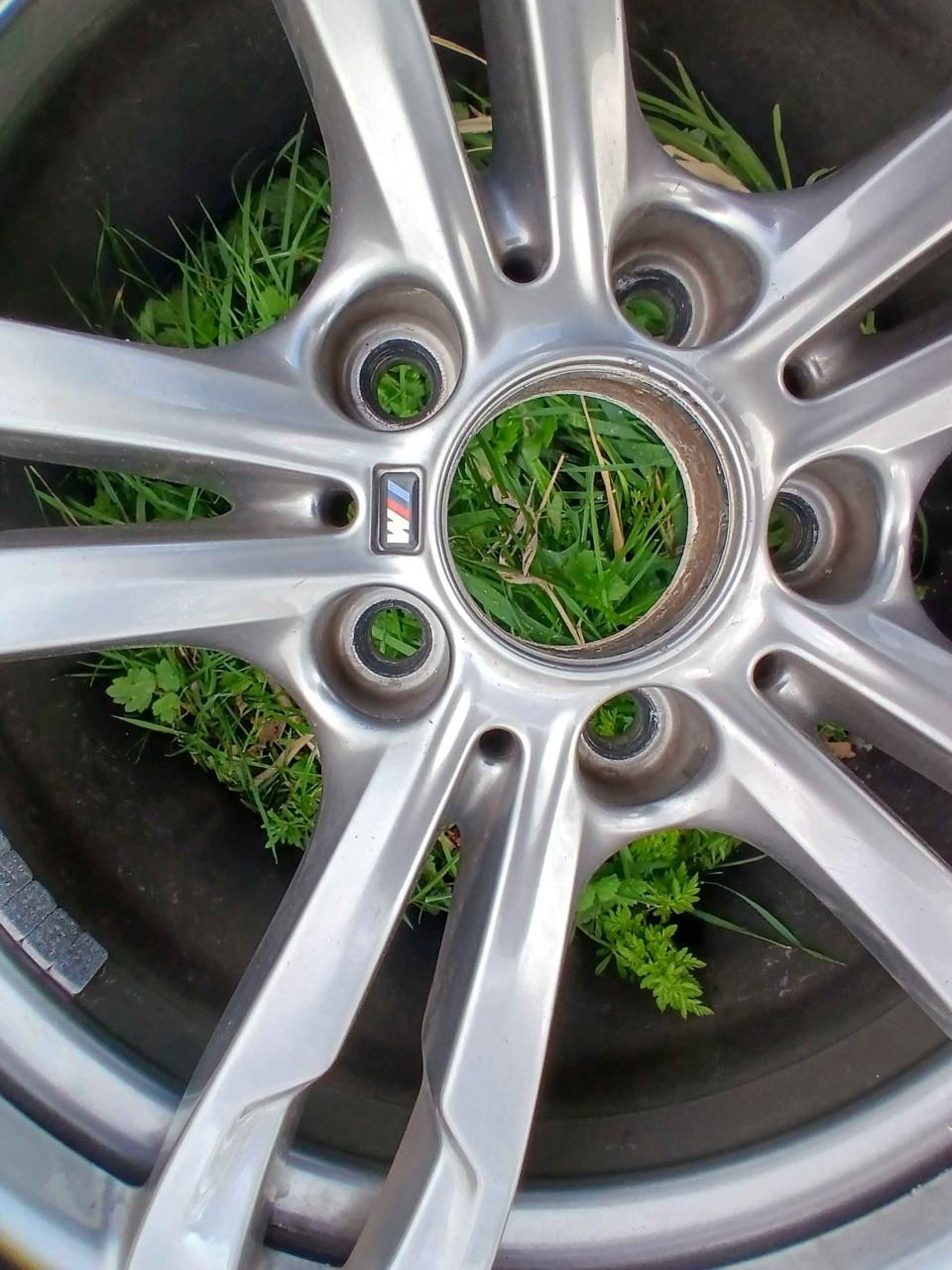 Mooie lichtmetalen velgen BMW M-sport met 18 inch zomerbanden (breedte set)