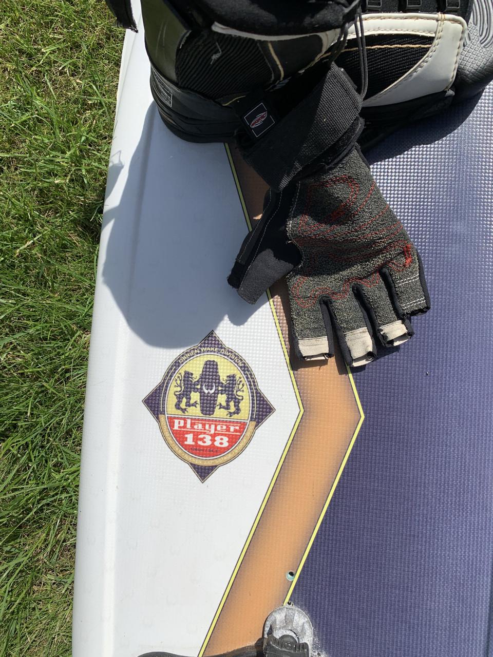 O'Brien wakeboard, model Player 138,bijpassende bindingen en een paar hands