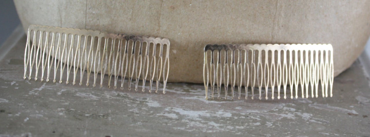 Set va 2 goudkleurige haarkammen