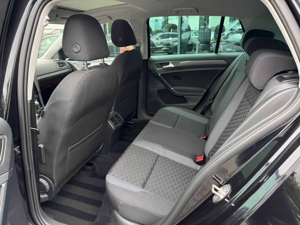 Volkswagen Golf 1.0 tsi highline * panoramadak * stoelverwarming * clima