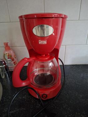 Rood koffiezetapparaat