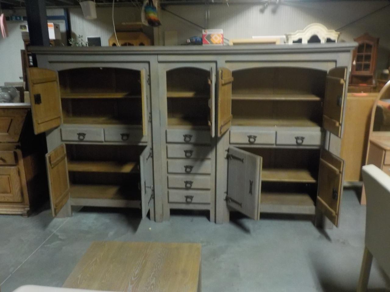 Hoog geheel massief eiken dressoir in zeer goede staat zeer mooie kwaliteit
