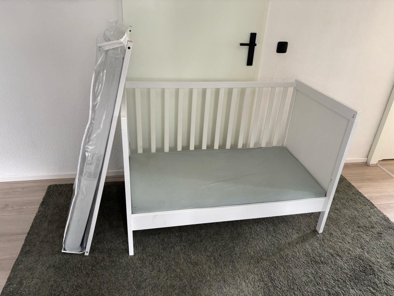 Ledikant meegroeibed 60x120cm + 2 matrasjes