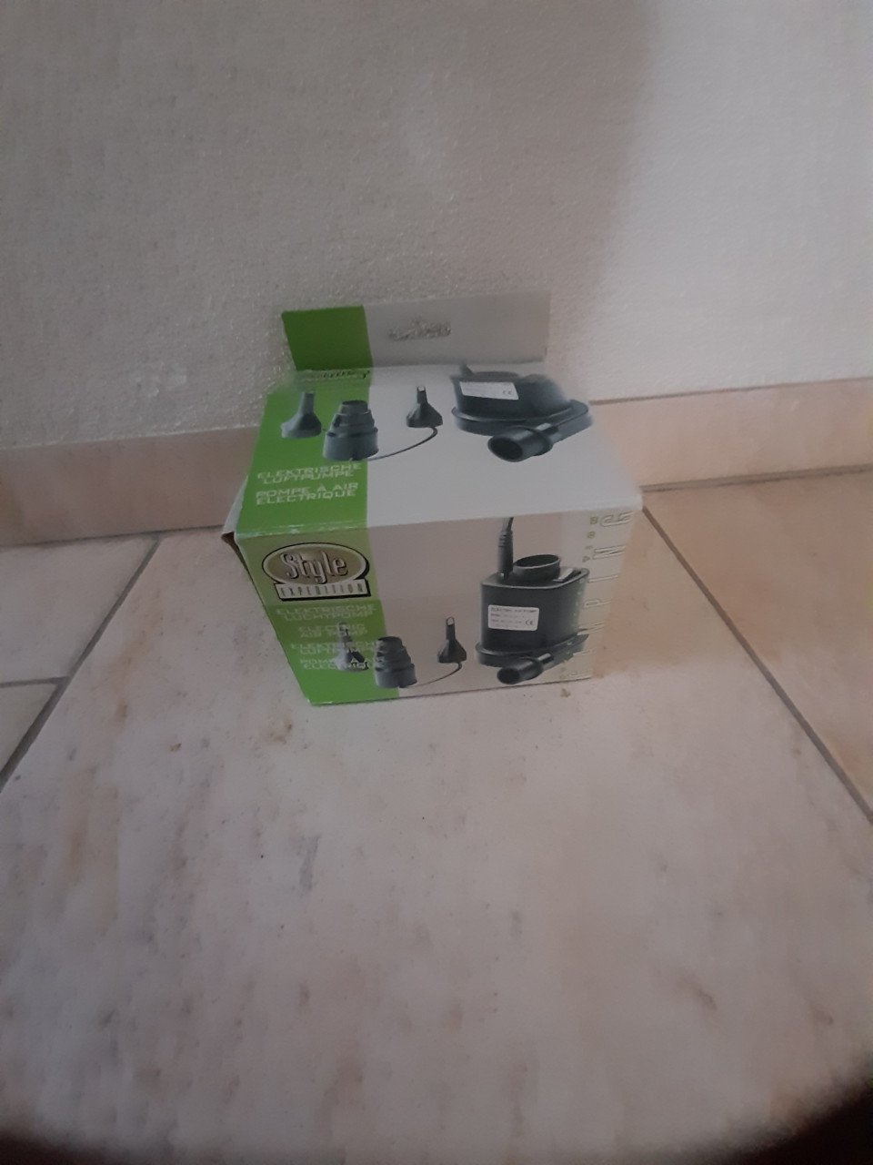 Elektrische luchtpomp (voor dingen op te pompen zoals luchtbed) z.g.a.n.