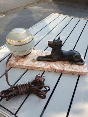 Prachtige art deco lamp met bronzen herders hond in zeer goede staat...
