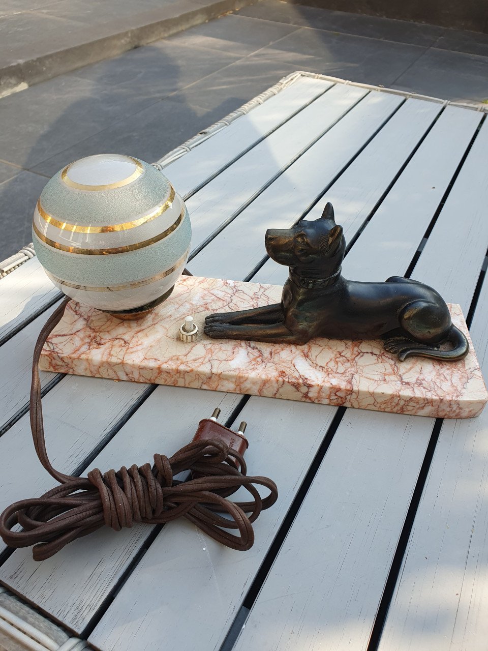 Prachtige art deco lamp met bronzen herders hond in zeer goede staat...