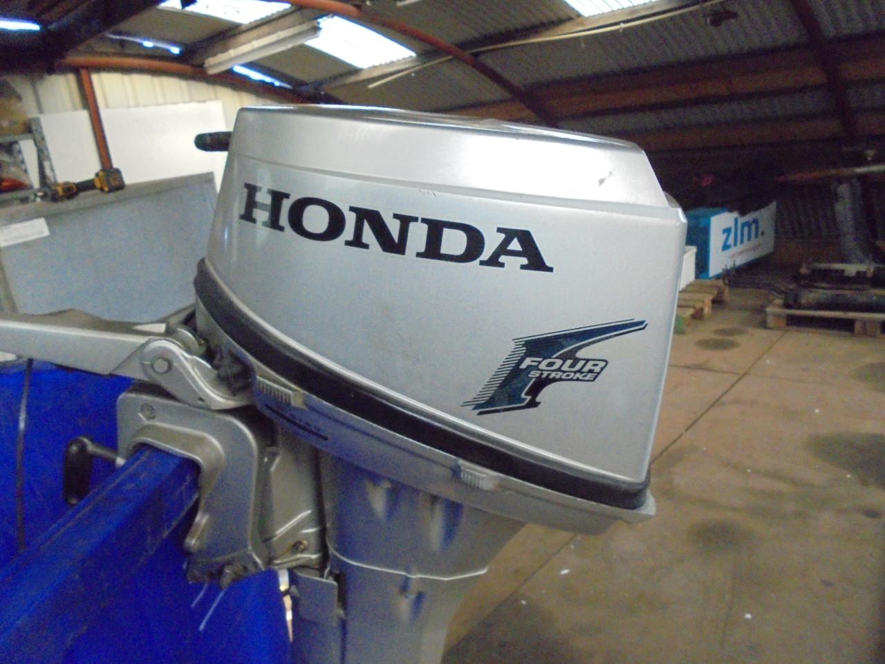 Te Koop Honda zo goed als nieuwe buitenboord Motor 4.4 Kw ( 6 Pk )