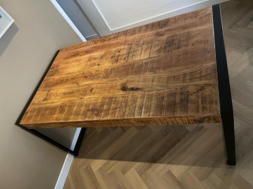 Eetkamer tafel + 4 stoelen