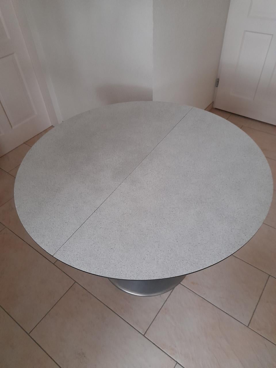 Stevige Tafel (uittrekbaar) in goede staat !   (105 rond)