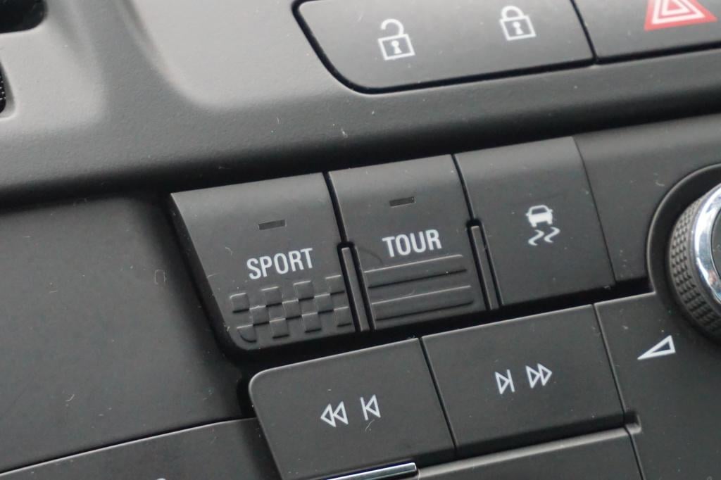 Opel Insignia 1.6 t sport climate / navi / cruise / leder / parkeers. / sto