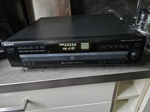 Mooie werkende Sony CDP-CE315 - 5 CD wisselaar...