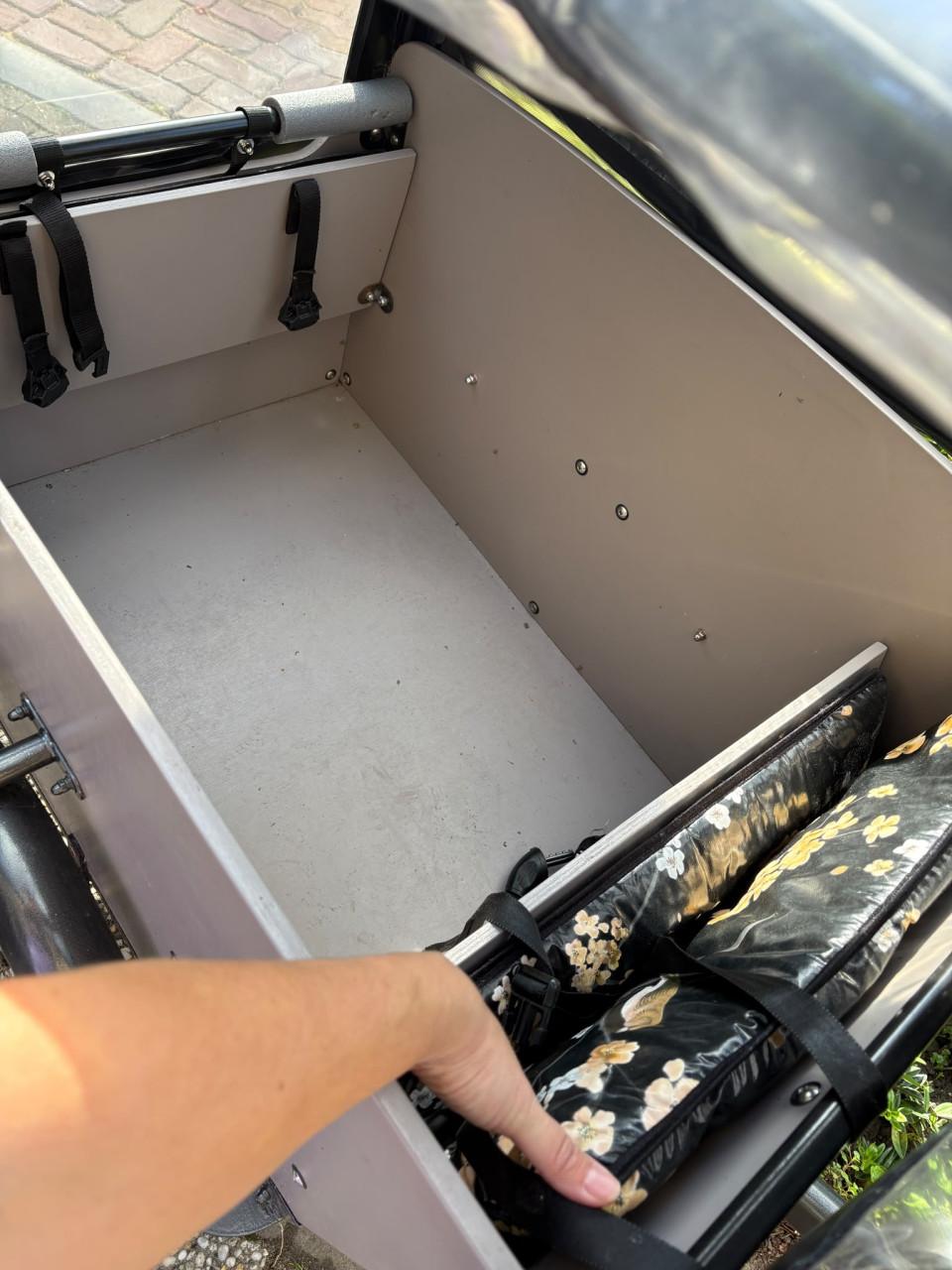 Een mooie Babboe Big Bakfiets met Regentent en Opberghoes
