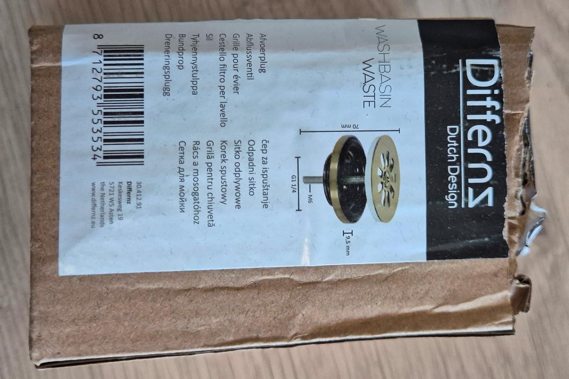 Keramisch fonteintje met toebehoren.