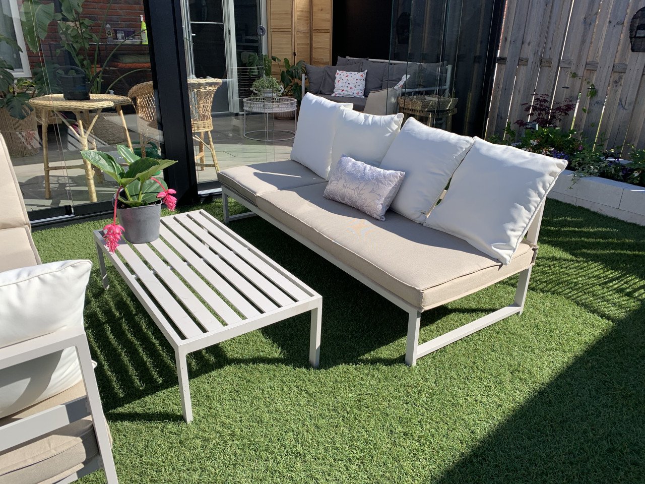 Aluminium licht grijze loungeset, met kussens en tafel en liggedeelte.