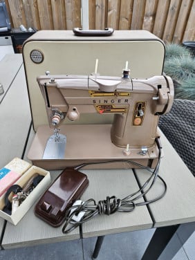 Zeer nette staat.. prachtige industriële krachtige Singer 328K naaimachine.