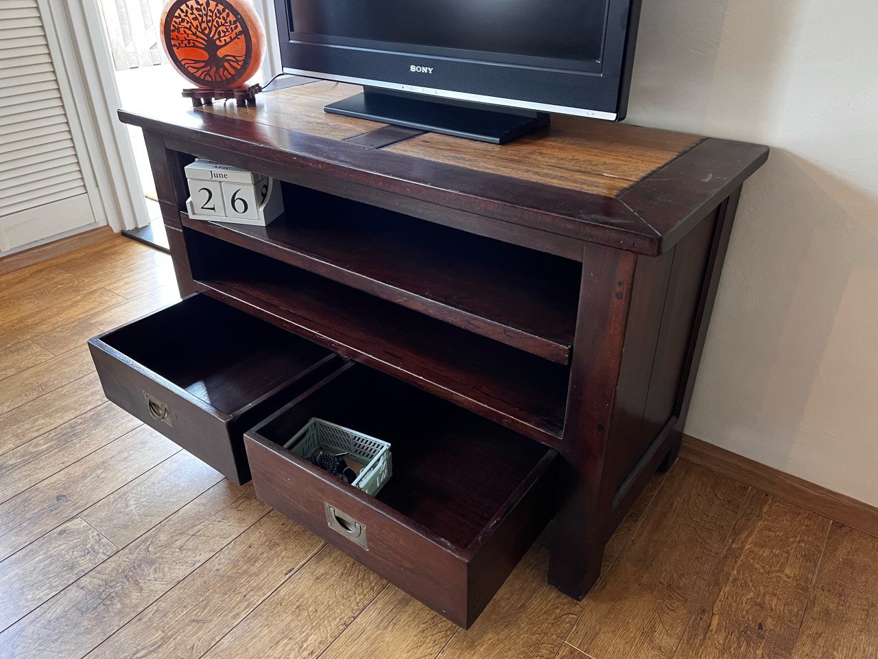 GRATIS  TV + prachtige dressoir kast massief