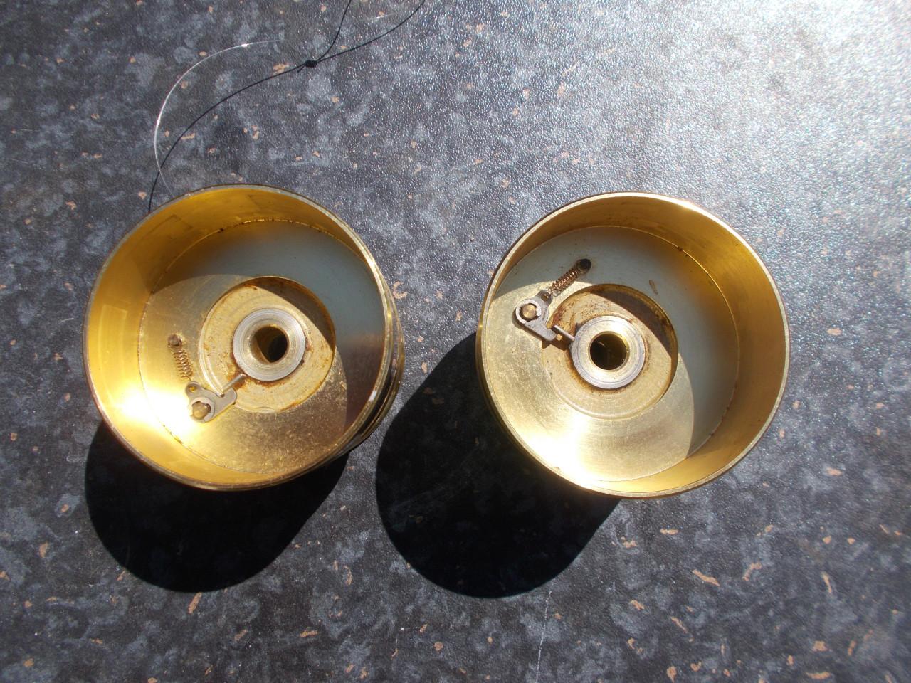 DAIWA BG90  twee reservespoelen , gevuld met gevlochten lijn