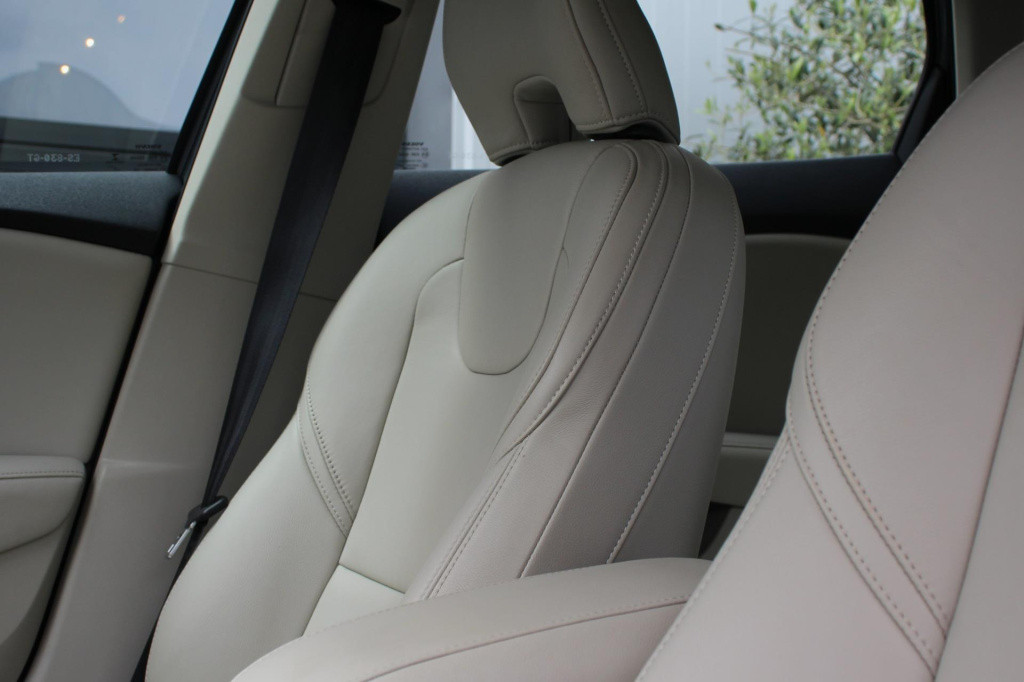 Volvo V40 2.0 t2 inscription - 122pk - leder - 17inch - navi - full led - c