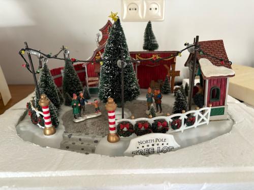 Te koop lemax animated tree lot.