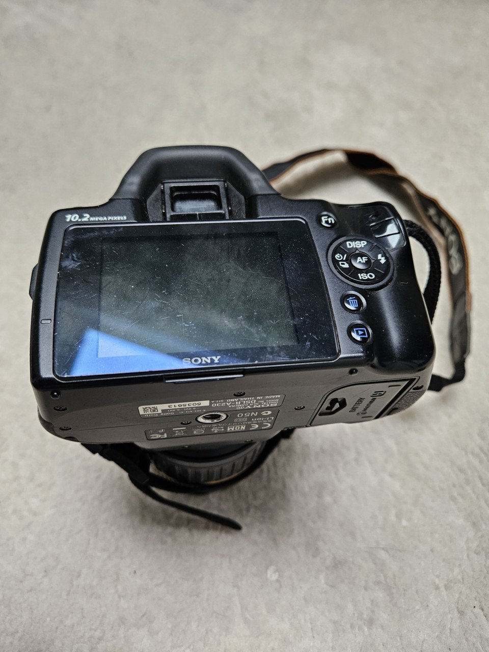 Sony a230 met flitser en twee lenzen.