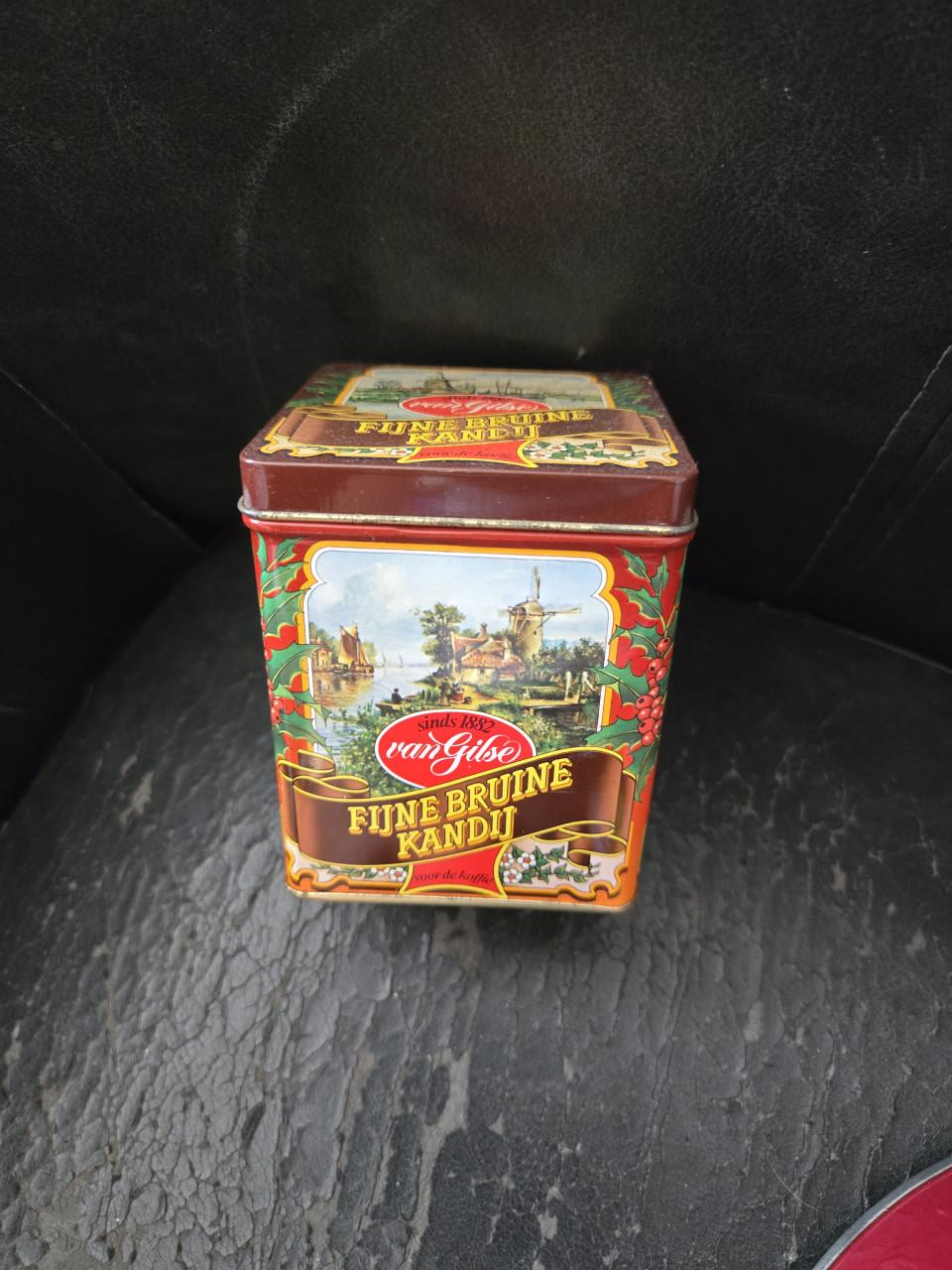 Vintage bewaarblik van het merk Van Gilse, H 9x B 7.5x7.5 cm