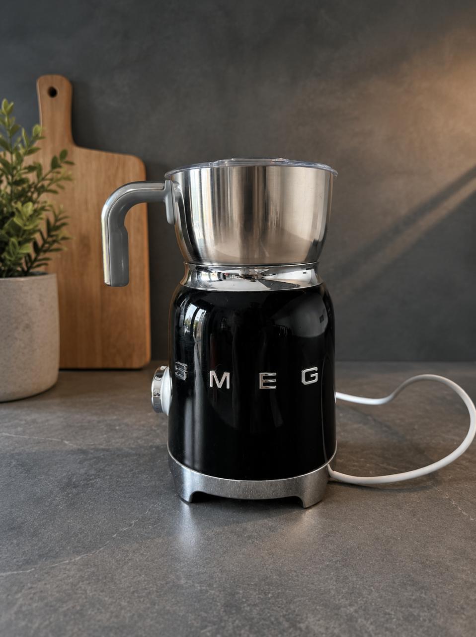 Stijlvolle Smeg melkopschuimer in het zwart