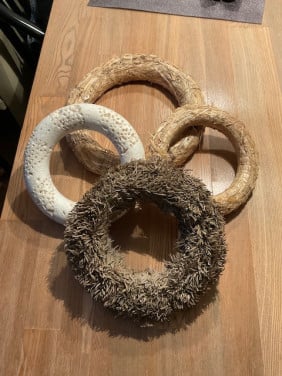 4 kransen 20 cm. en 30 cm. leuk om met groen te decoreren