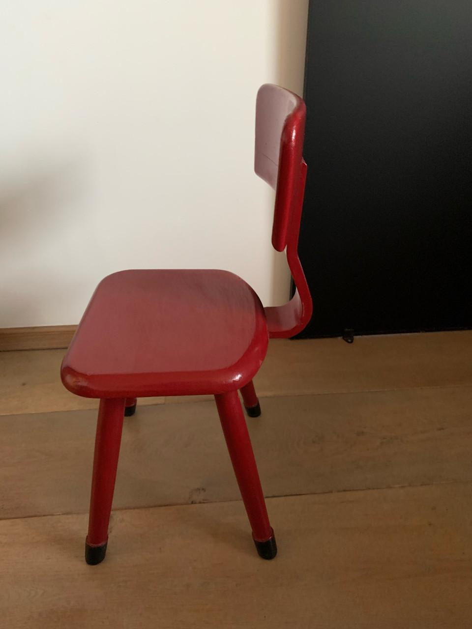 Houten kinderstoeltje