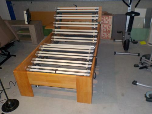 Geheel massief ledikant met bedplankje en elektrische lattenbodem 210 x 100