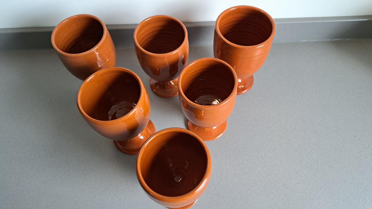 Set van 12 aardewerken drinkbekers