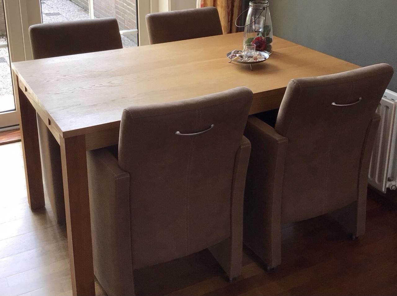 Eethoek licht eiken tafel beige stoelen