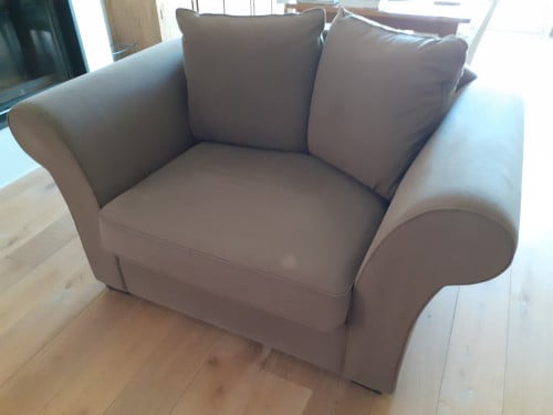 GRATIS af te halen Ruime mooie zetel in de kleur bruin