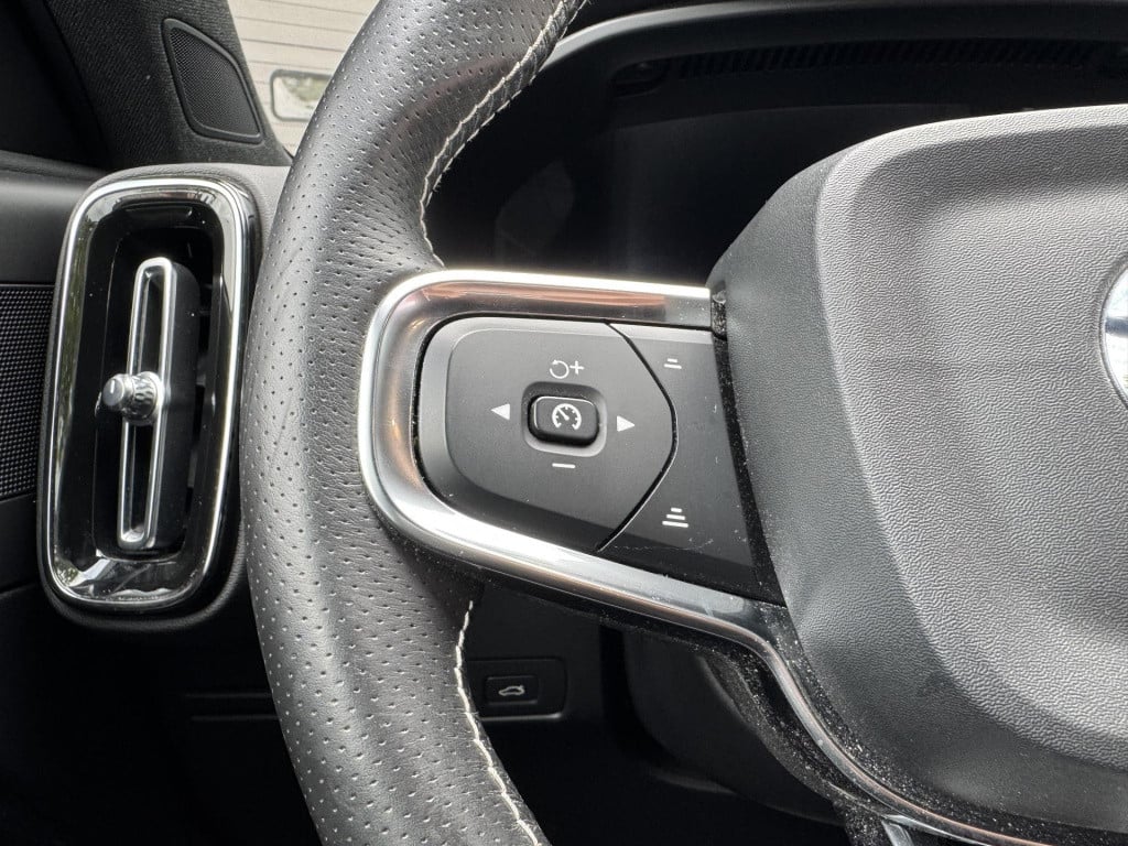 Volvo XC40 recharge p8 awd r-design 408pk | trekhaak uitklapbaar | navigati